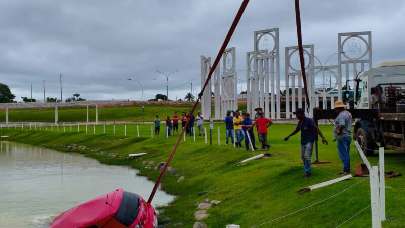 Veículo é retirado do Lago Municipal de Guarantã do Norte após cair na água