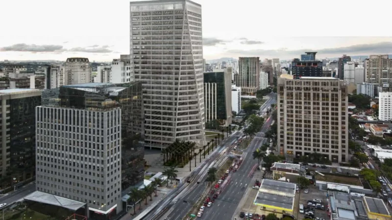 Prédio símbolo da ascensão da região da Faria Lima retoma tradição de Ano-Novo em SP