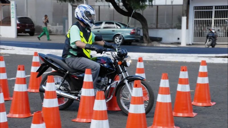 Uber e 99 veem regulamentação ilegal e desistem de serviço de motoapp em SP