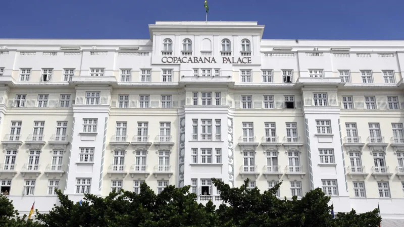 Hotéis de luxo como Copacabana Palace adotam escala 5×2
