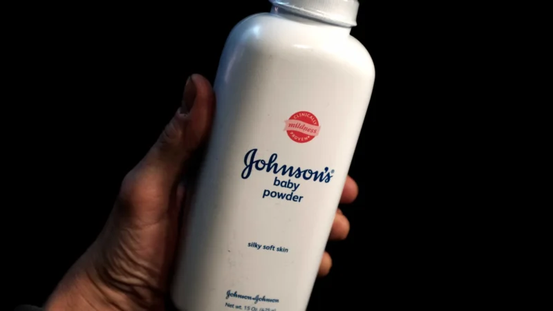 Johnson & Johnson deve pagar US$ 40 mi a pacientes com câncer após uso de talco, decide júri