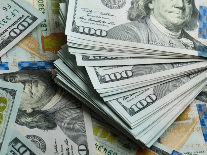 Dólar tem forte queda e Bolsa avança, com decisão do Copom e do Fed em foco