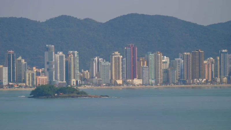 Chuvas alagam Balneário Camboriú; Defesa Civil de SC emite alerta