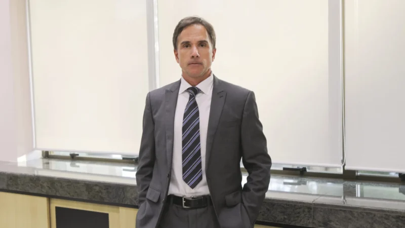 Ex-juiz da Lava Jato é visto furtando champanhe francesa de R$ 400