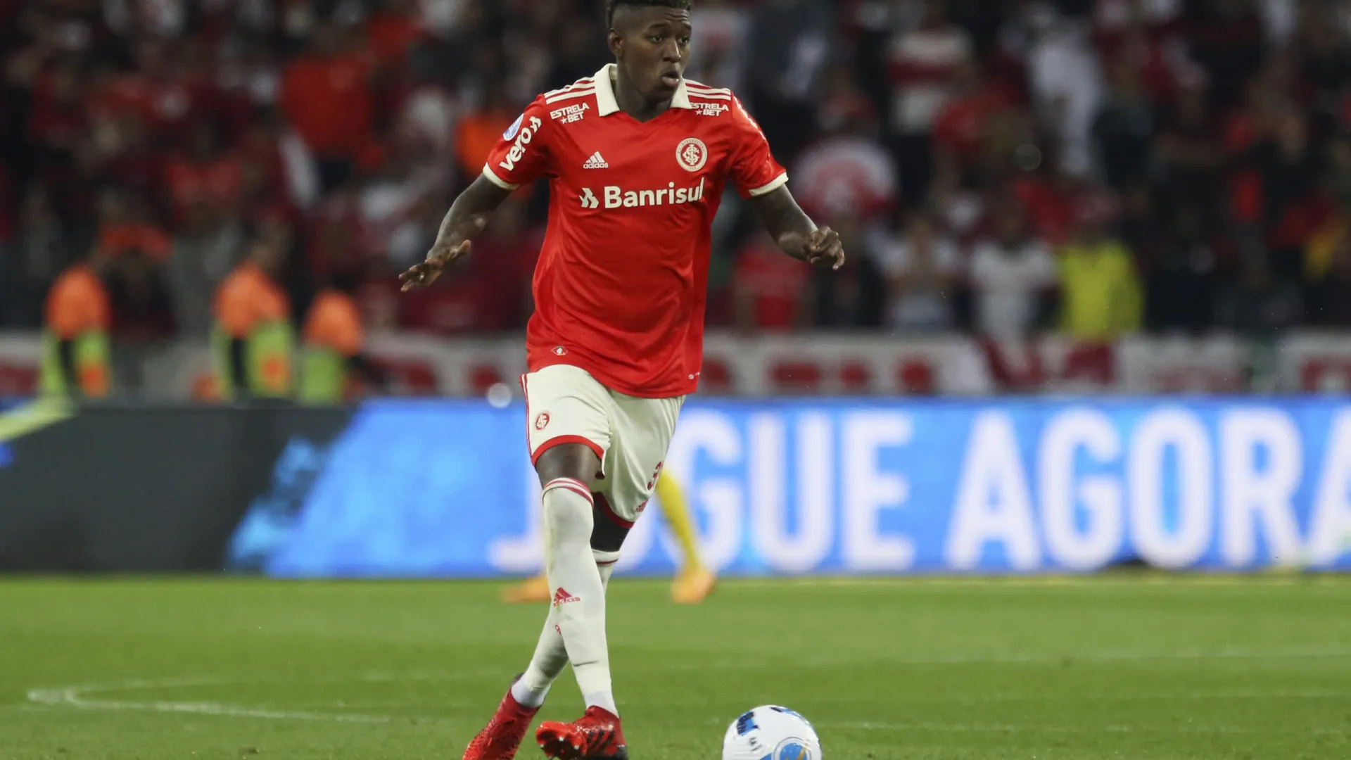 Flamengo se acerta com Inter e aguarda Vitão para exames médicos