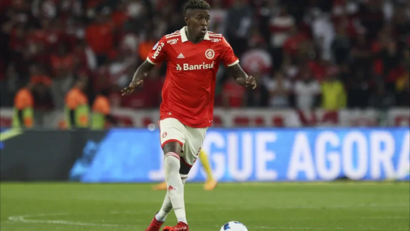 Internacional descarta Flamengo e encaminha venda de Vitão ao Cruzeiro