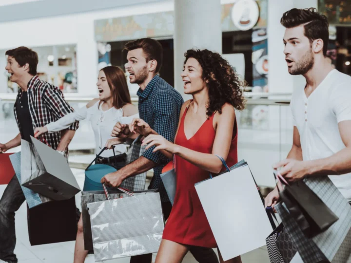 Brasileiros pretendem gastar 13% mais neste Natal e parcelar compras no cartão, diz pesquisa