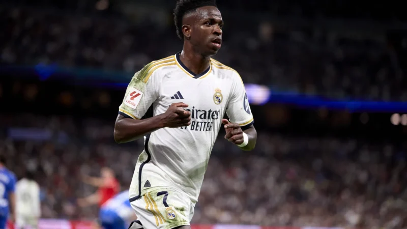 Vini Jr vacila, mas Real vence com dois de Mbappé e segue caça ao Barcelona