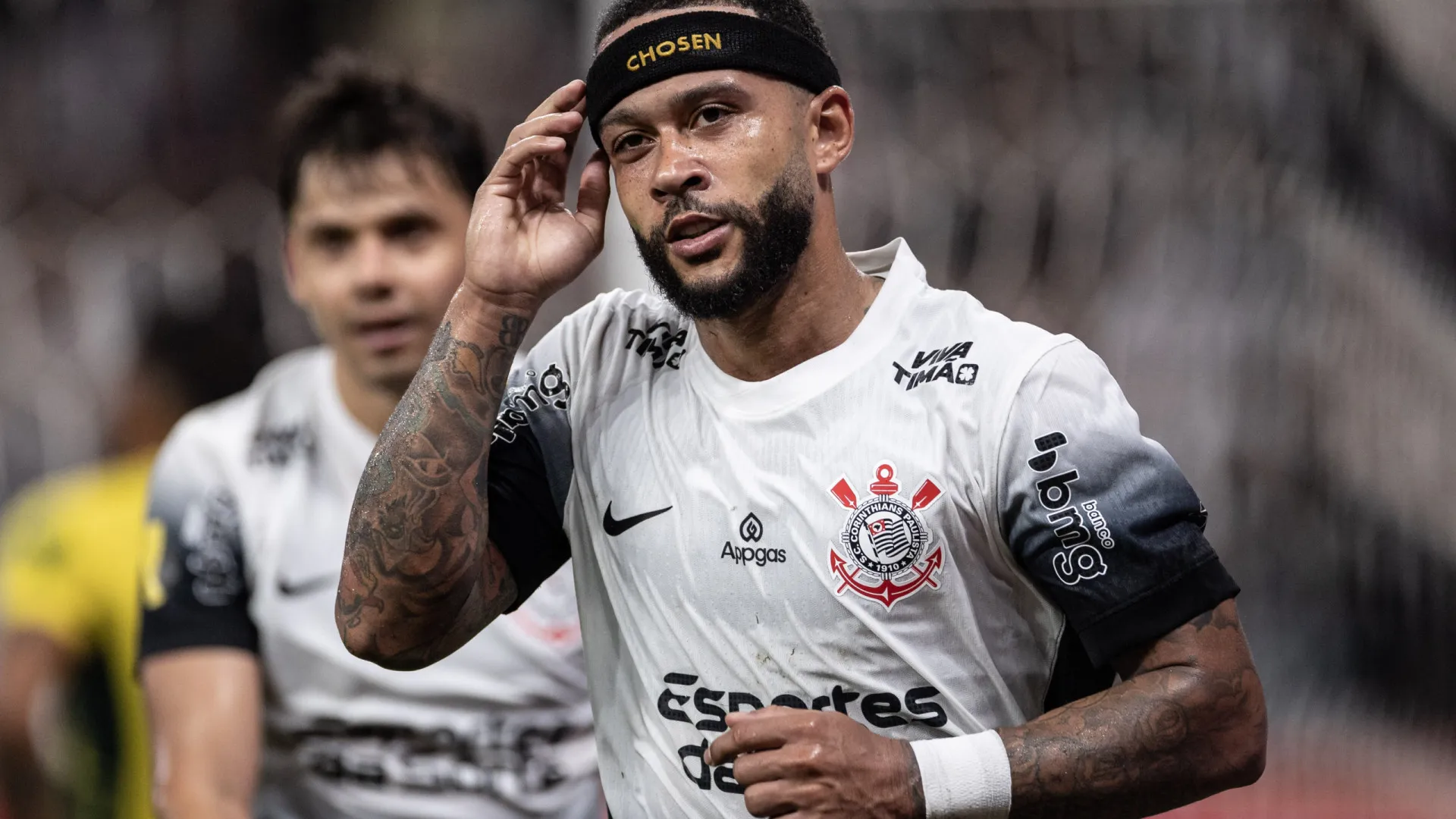 VAR diz que não houve mão de Memphis em gol do Corinthians