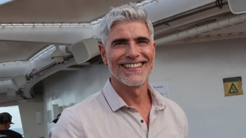 Hospital de câncer infantil de SP celebra Natal com balé nas alturas e visita de Reynaldo Gianecchini