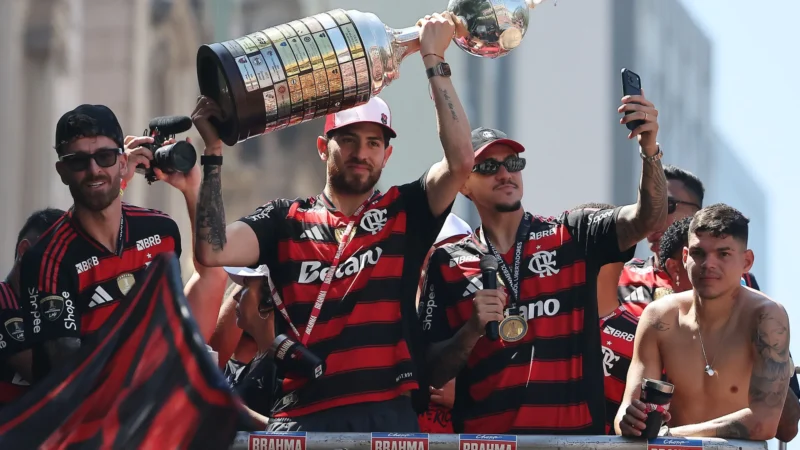 Taça do Flamengo quebra durante festa do título da Libertadores