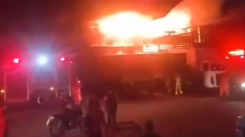 Incêndio de grande porte destrói 28 lojas na Ceasa do Rio