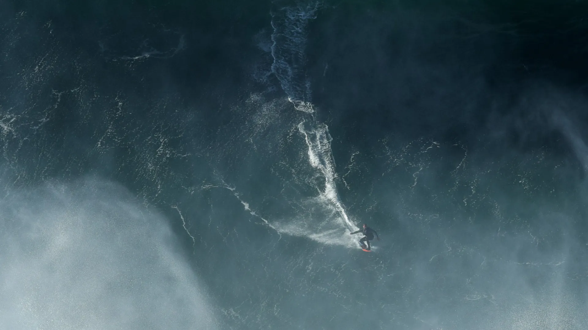 Brasileiro surfa onda próxima a 30 metros em Portugal e desafia recorde mundial