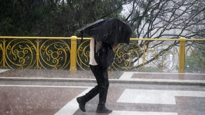Alerta vermelho para tempestade em SC; ciclone no Sul se afasta pelo oceano