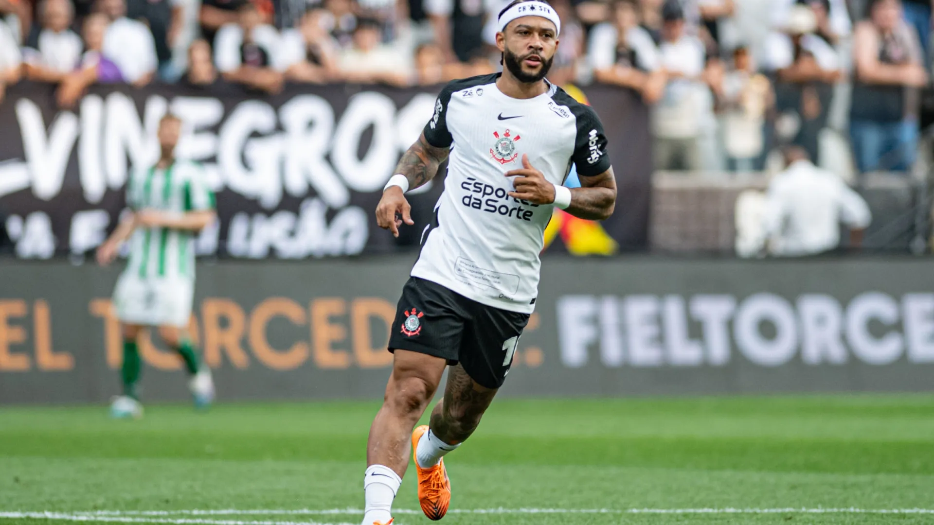 Memphis fala português no Corinthians após superar medo de chacota por erro