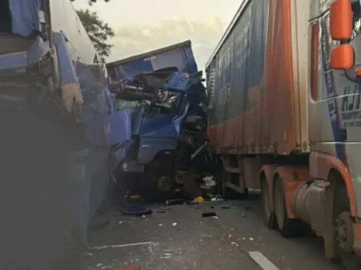 Engavetamento com seis veículos na Dutra deixa um morto e 43 feridos em SP