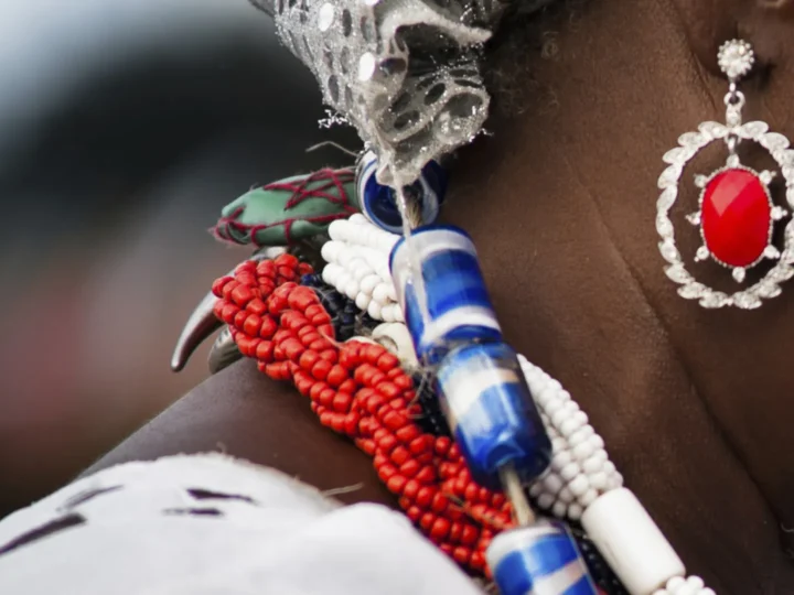 Adolescente é agredida por usar guia de orixá em escola de MT, diz família