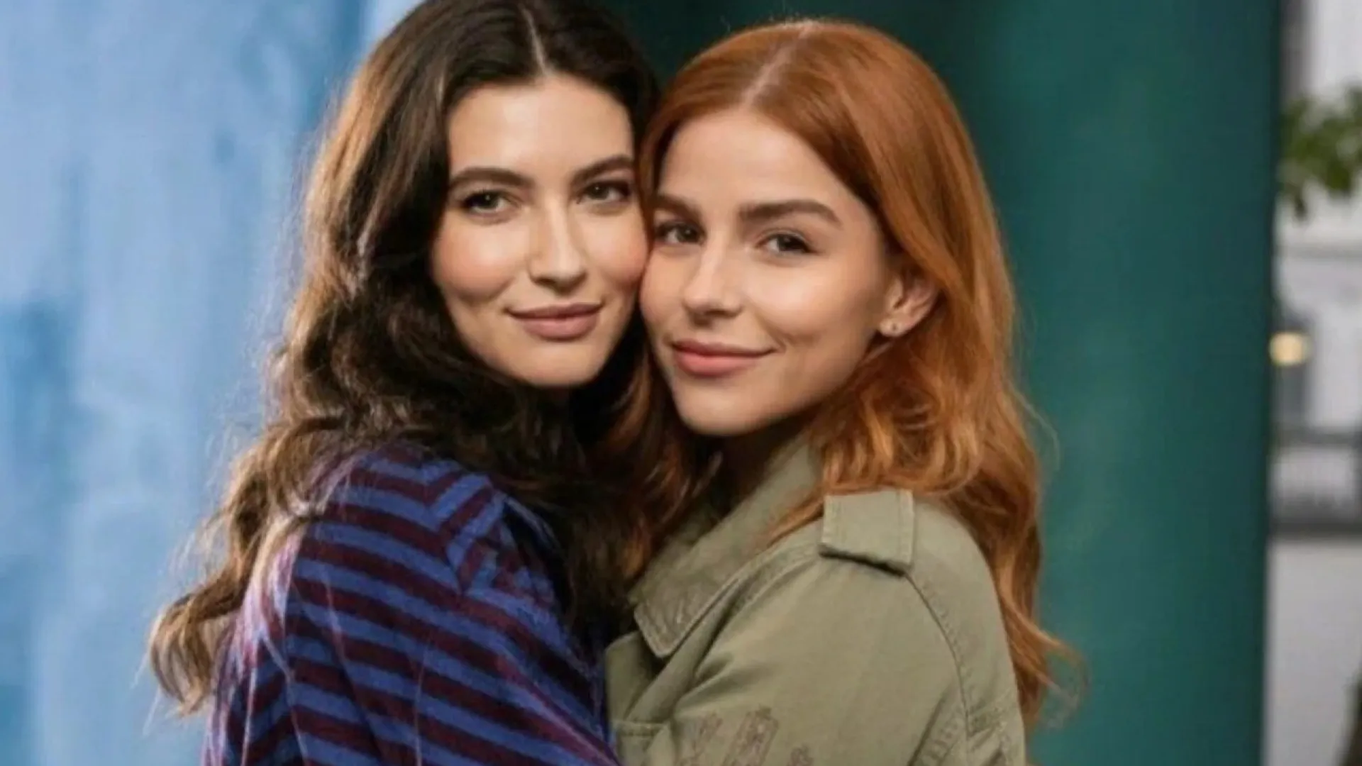Beijo lésbico em ‘Três Graças’ agita fãs nas redes sociais