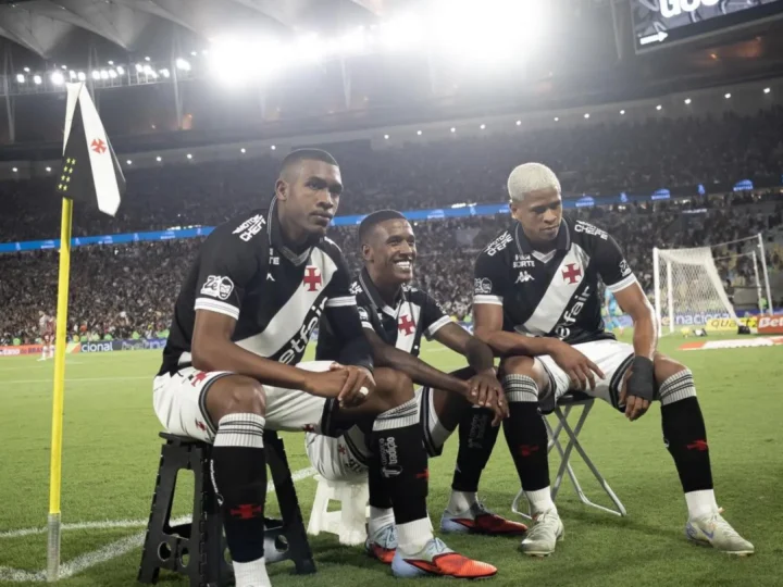 Vasco vira nos acréscimos e abre vantagem sobre o Fluminense na semi da Copa do Brasil