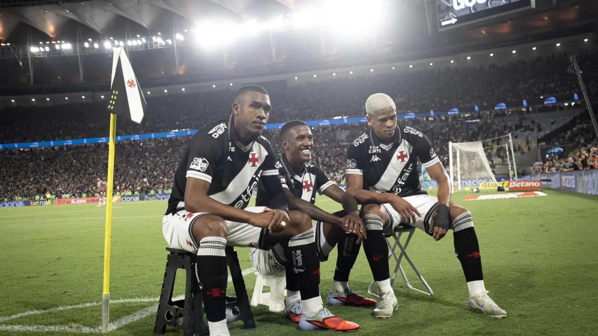 Vasco vira nos acréscimos e abre vantagem sobre o Fluminense na semi da Copa do Brasil