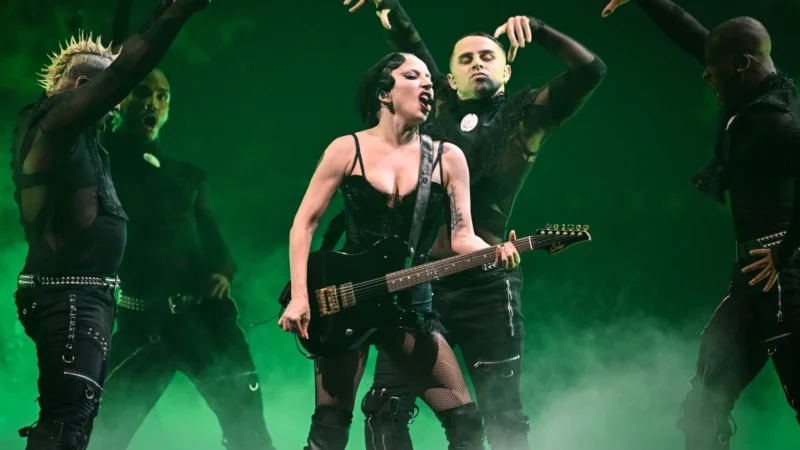 Lady Gaga interrompe espetáculo após queda de dançarino. “Está bem?”