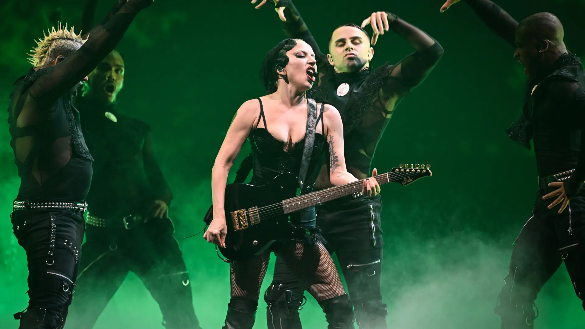 Lady Gaga interrompe espetáculo após queda de dançarino. “Está bem?”