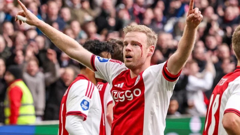 Capitão do Ajax leva cabeçada durante comemoração; veja