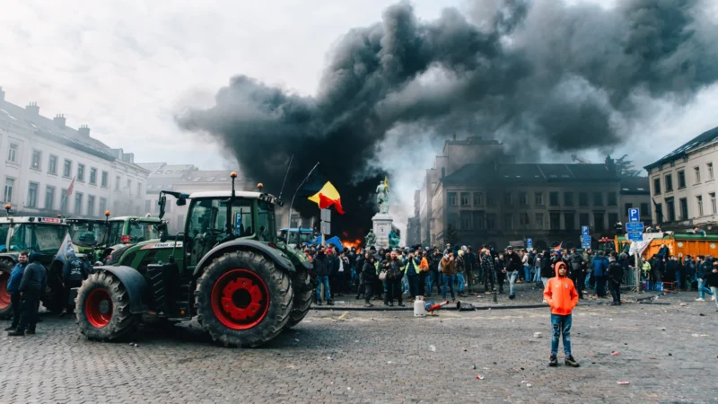 Agricultores bloqueiam ruas em Bruxelas em protesto contra acordo UE-Mercosul