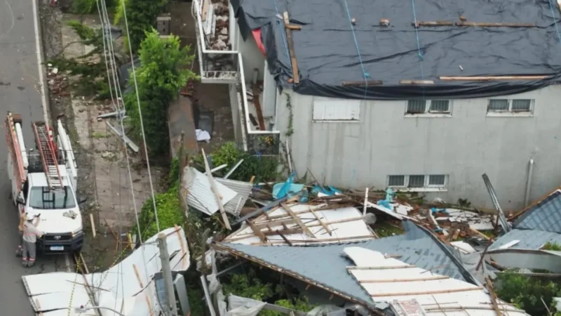 Tornado destrói escola e casas em Farroupilha, no RS, com ventos de mais de 100km/h