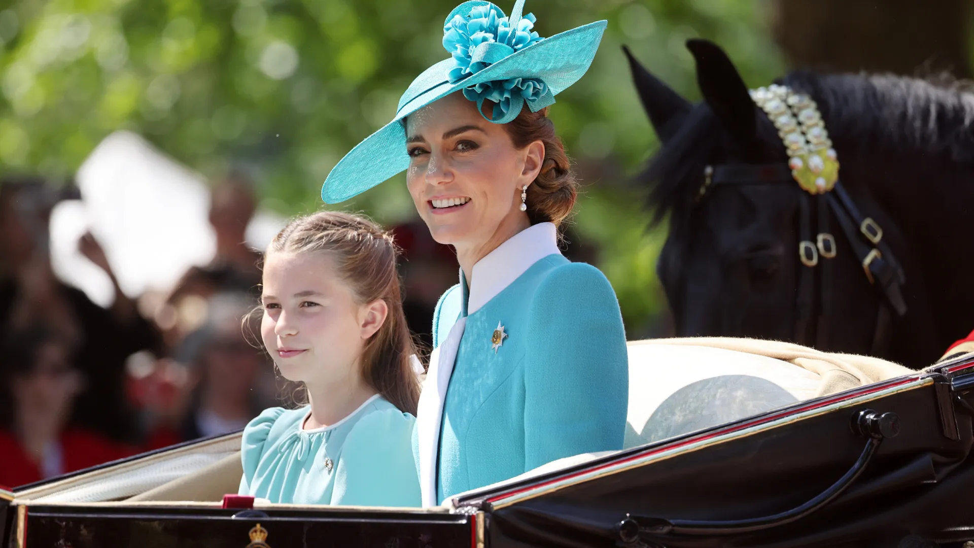 Kate Middleton e Charlotte emocionam ao fazerem dueto no piano