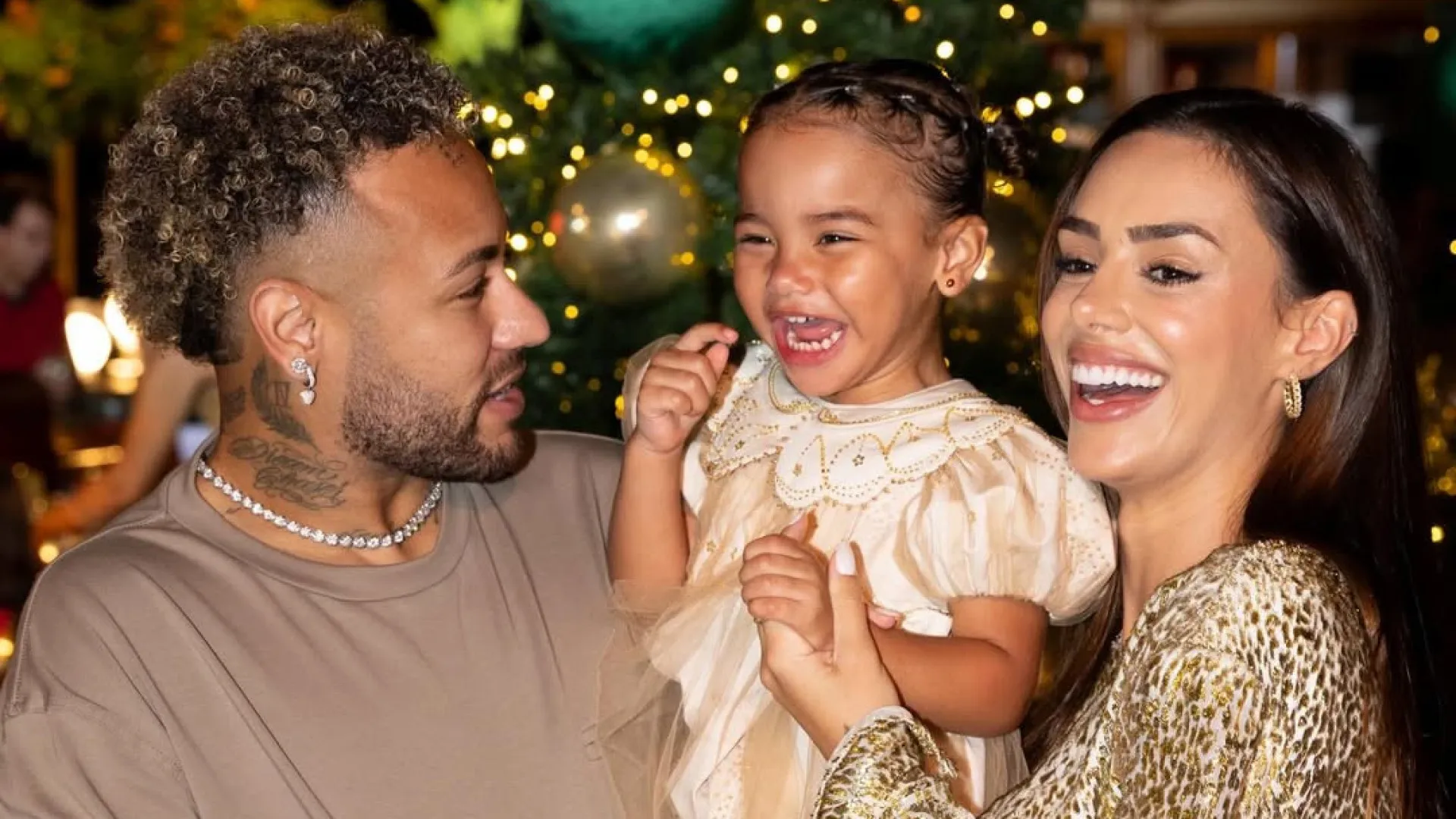 Amparado por muleta, Neymar vive luxuosa noite de Natal com a família