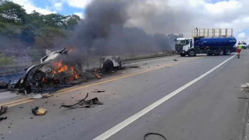 Onze pessoas morrem após batida entre dois carros no sul da Bahia
