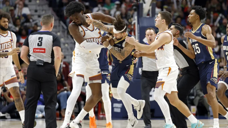 Jogadores trocam socos em jogo da NBA entre Pelicans e Suns