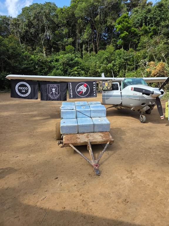Força integrada apreende 500 kg de cocaína em área de mata na Amazônia