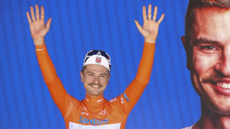 Ciclista Jay Vine sofrea fratura no pulso após se chocar com canguru