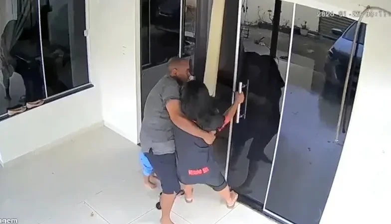 Agressão brutal: homem é preso após atacar ex-companheira na frente do filho (Vídeo)