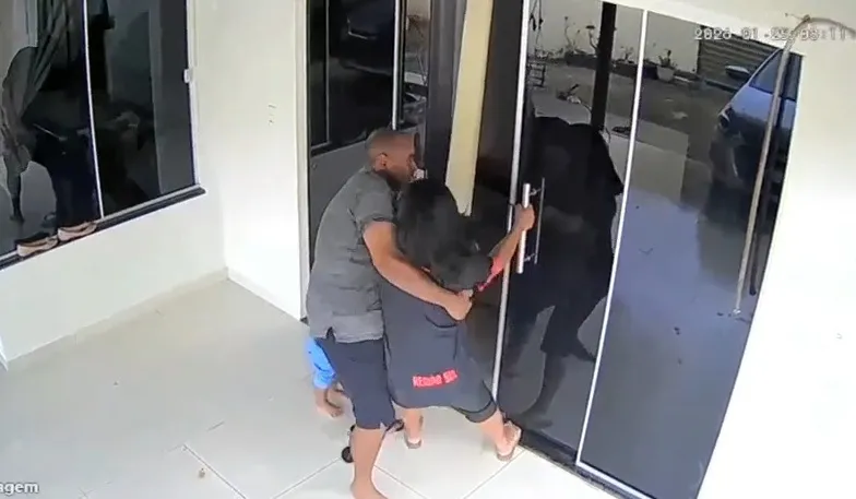 Agressão brutal: homem é preso após atacar ex-companheira na frente do filho (Vídeo, ATENÇÃO IMAGENS FORTES!!!)