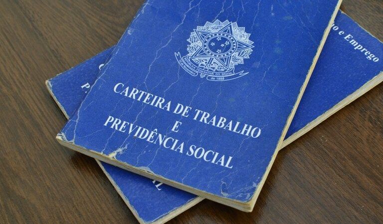 Desemprego recua em dezembro e 2025 marca recorde histórico