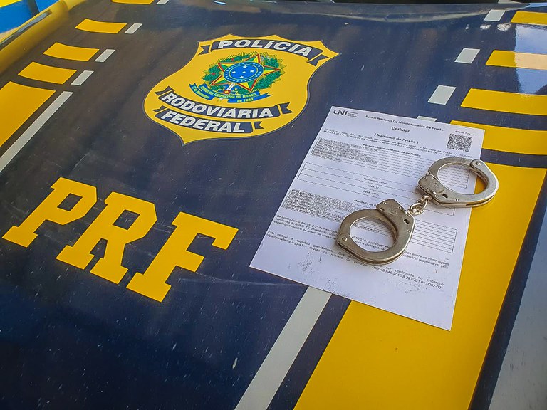 PRF prende foragido da Justiça durante fiscalização em ônibus na BR-364