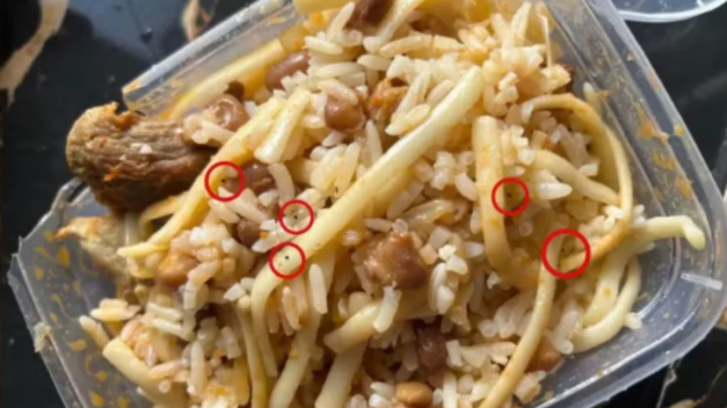 Pais não aprovam namoro da filha, de 17 anos, e ela coloca “chumbinho” na comida deles