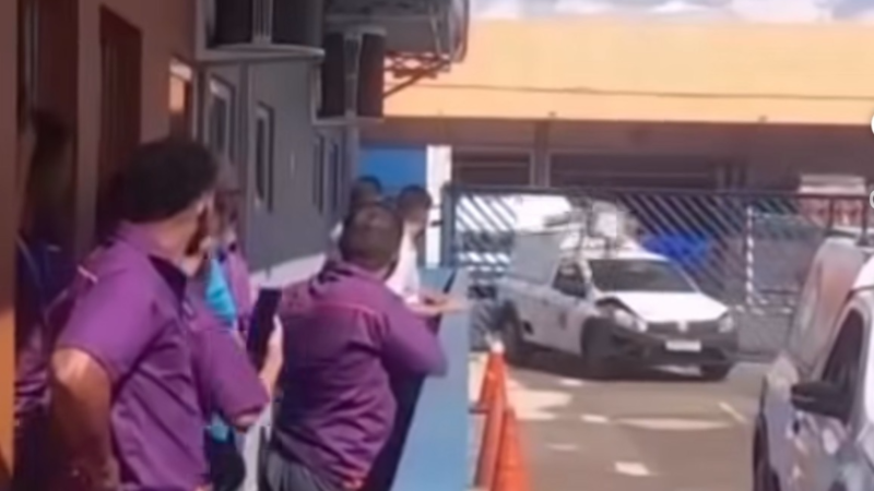 Vídeo mostra reação de funcionário após ser informado sobre demissão; Veja