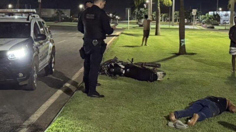 Motociclista se envolve em dois acidentes na mesma avenida em uma única noite e mobiliza equipes de resgate