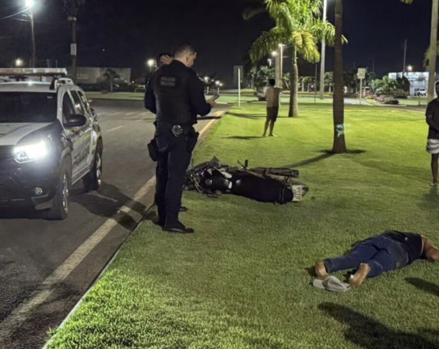 Motociclista se envolve em dois acidentes na mesma avenida em uma única noite e mobiliza equipes de resgate