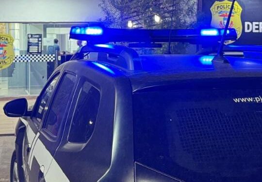 Um homem foi flagrado se masturbando dentro de um carro, em frente a uma loja, enquanto olhava diretamente para a vítima em MT