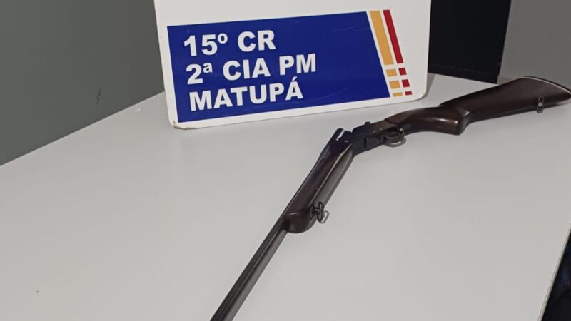 Homem é preso com espingarda e munições após perseguição policial em Matupá
