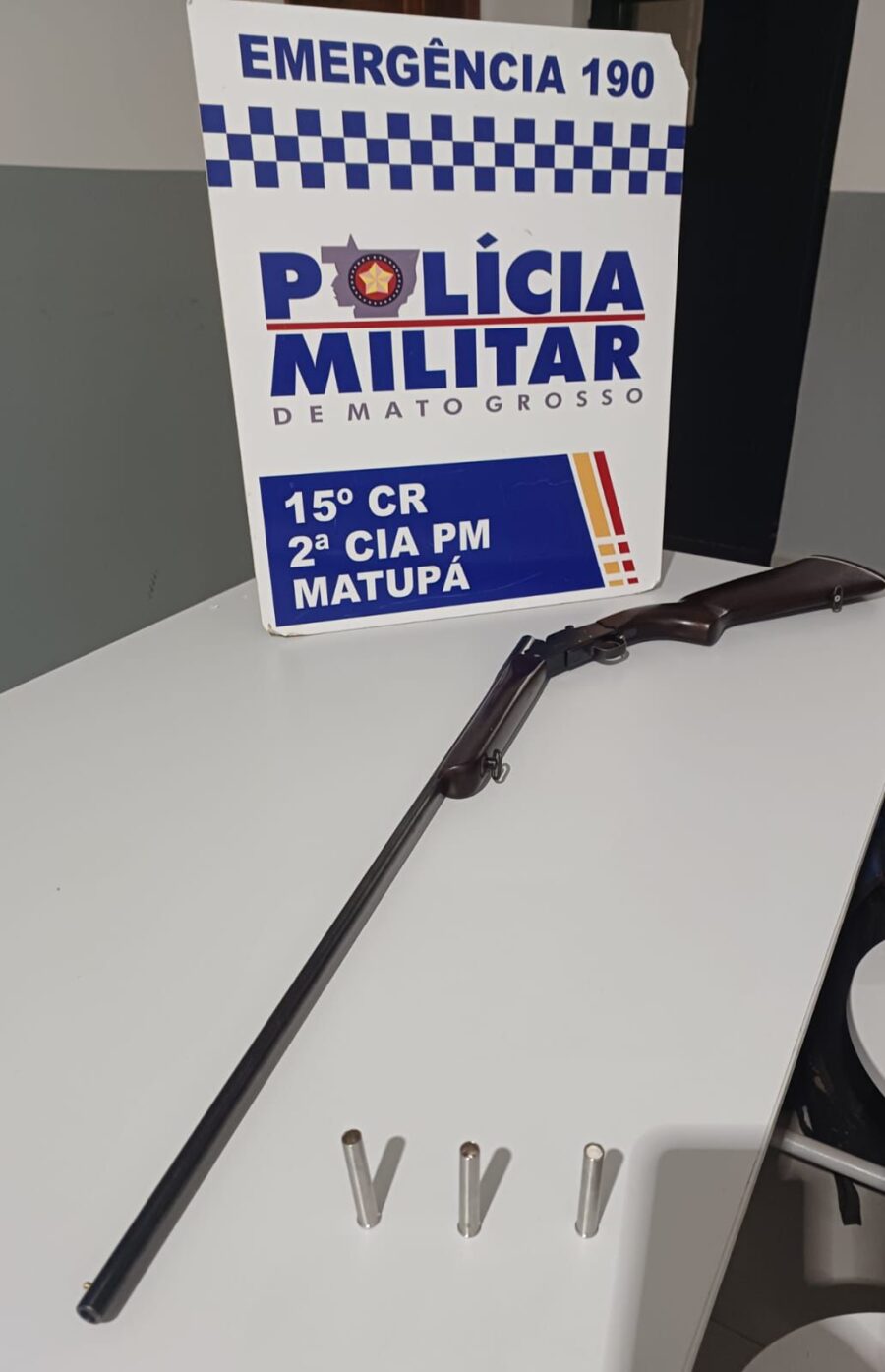 Homem é preso com espingarda e munições após perseguição policial em Matupá