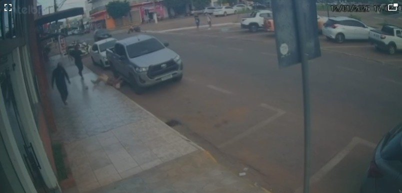 Idosa é empurrada por homem ao sair de padaria em Mirassol D’Oeste (Vídeo)