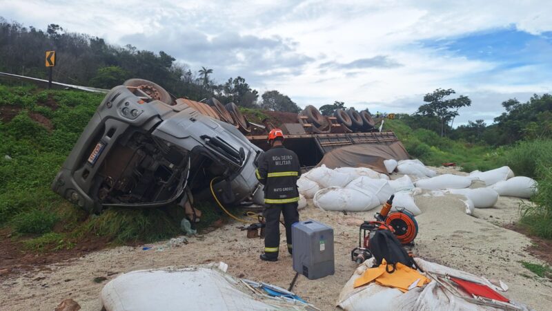 Tragédia na BR-163: carreta carregada com adubo tomba em Guarantã do Norte e motorista morre no local