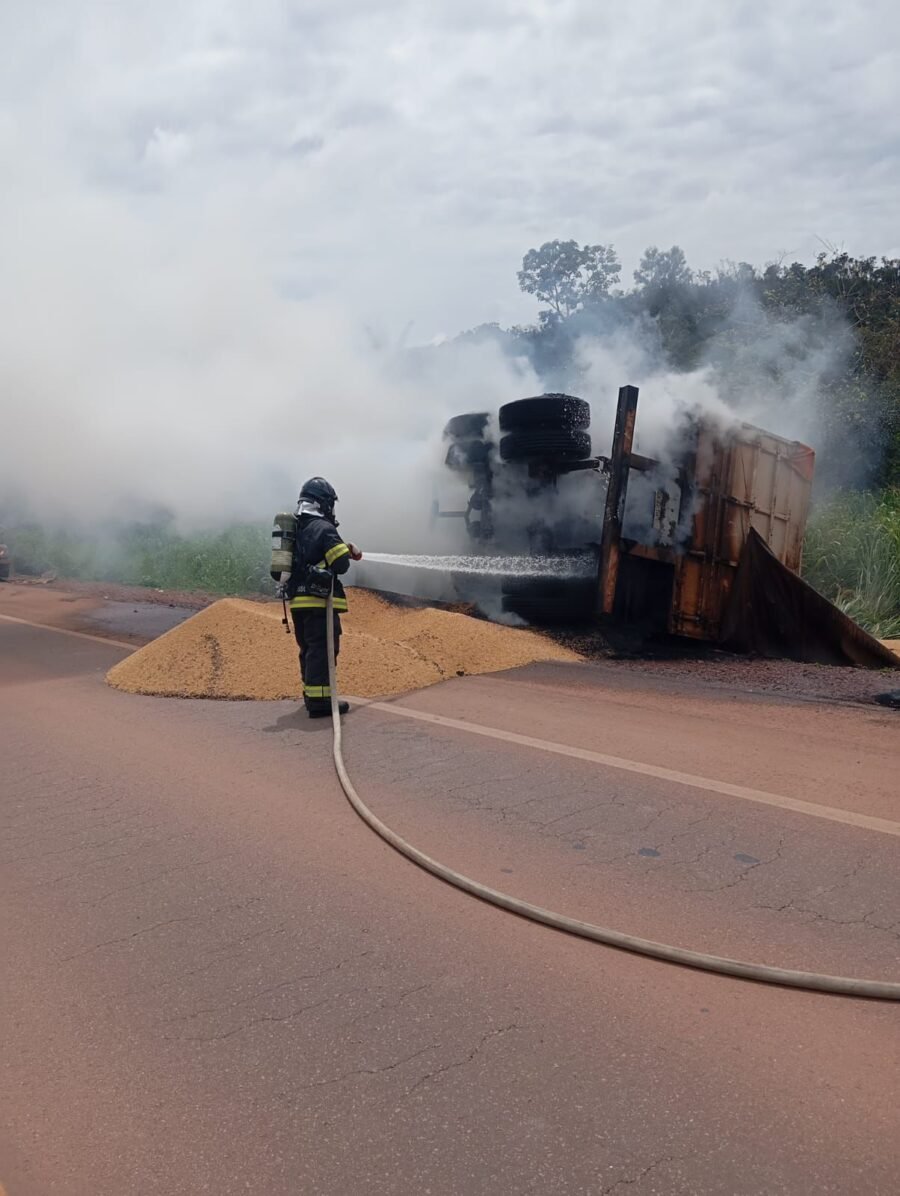 Carreta pega fogo na BR-163 e mobiliza Corpo de Bombeiros em Guarantã do Norte