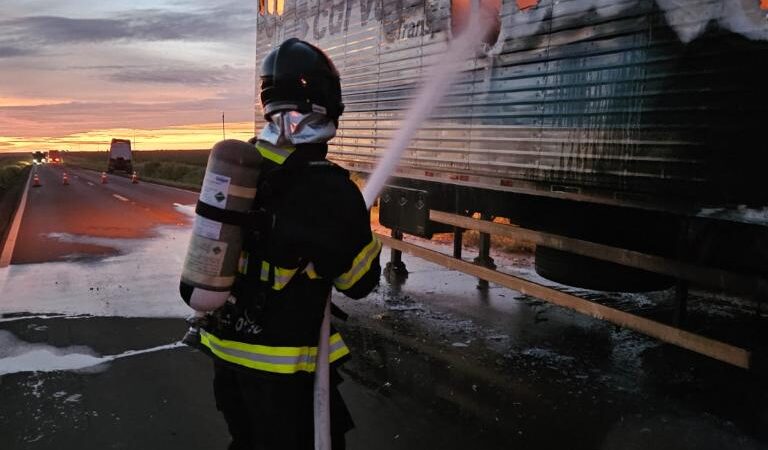 Incêndio em carreta interdita MT-325 durante a madrugada em Canarana